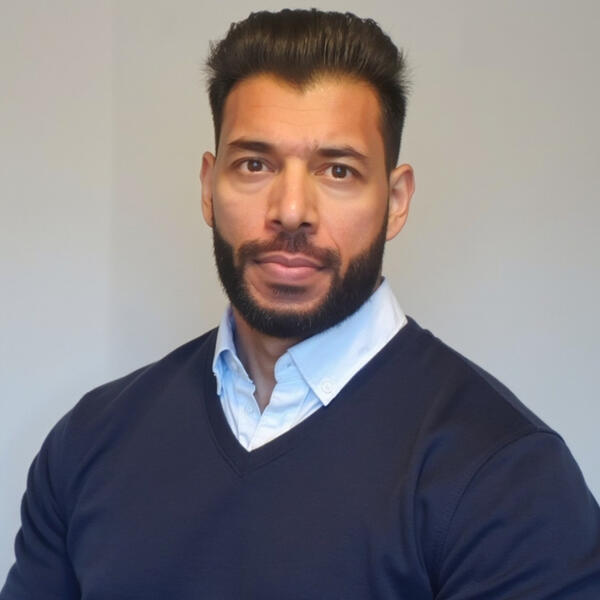 Ex-President’s Club | Closed NATO • Siemens • Airbus • Deutsche Bank • Continental London-based advisor to Riyadh, Dubai & Doha scale-ups. Book a 15-minute strategy call. Why Work With Me. 10+ years closing six- and seven-figure enterprise deals in EMEA.